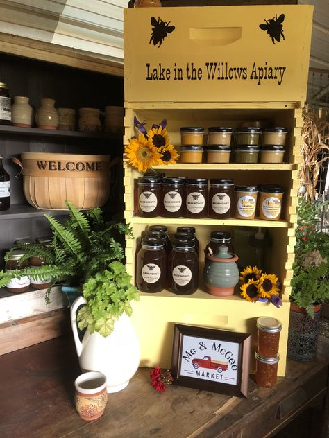 Honey Display, Bee Hives Boxes, Honey Store, Farmers Market Booth, Farmers Market Display, Honey Products, Egg Packaging, Honey Label, Market Booth