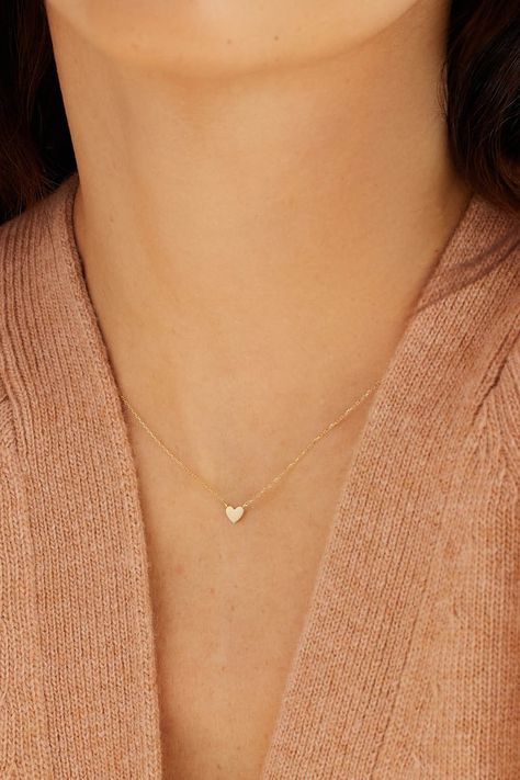 Dainty Gold Chain With Pendant, Cute Dainty Necklace, Cute Simple Necklaces For Girlfriend, Little Heart Necklace, Mini Heart Necklace, Small Gold Heart Necklace, Aesthetic Chains, Pretty Dainty Necklaces, Cute Small Jewelry