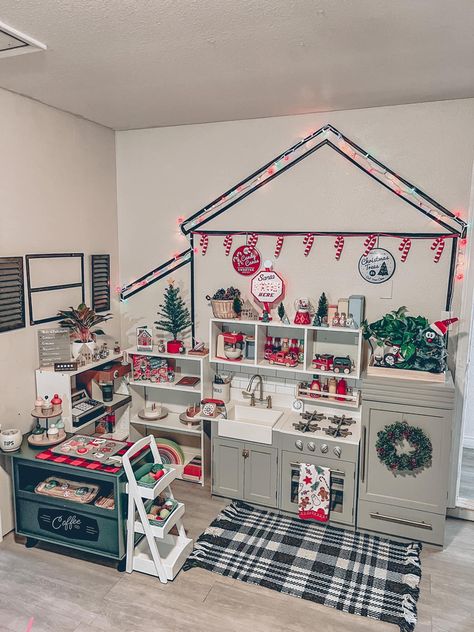 Play Kitchen Classroom, Toy Room Kitchen Ideas, Playroom Kitchen And Market, Diy Play Restaurant, Diy Play Area Indoor, Christmas Playroom Ideas, Kids Kitchen Playroom Grocery Store, Playroom Kitchen Set Up, Diy Play Grocery Store Food