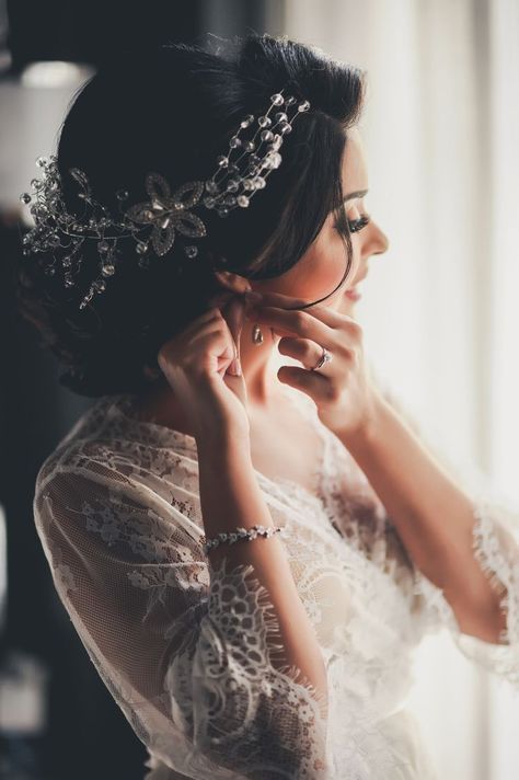 Bride Getting Ready Indoor Portrait with Floral Beaded Hair Accessory Pose Pengantin, Indoor Portrait, Wedding Portrait Poses, Bride Pictures, Bride Photoshoot, Beaded Hair, Wedding Photography Bride, Wedding Picture Poses, Bridal Pictures