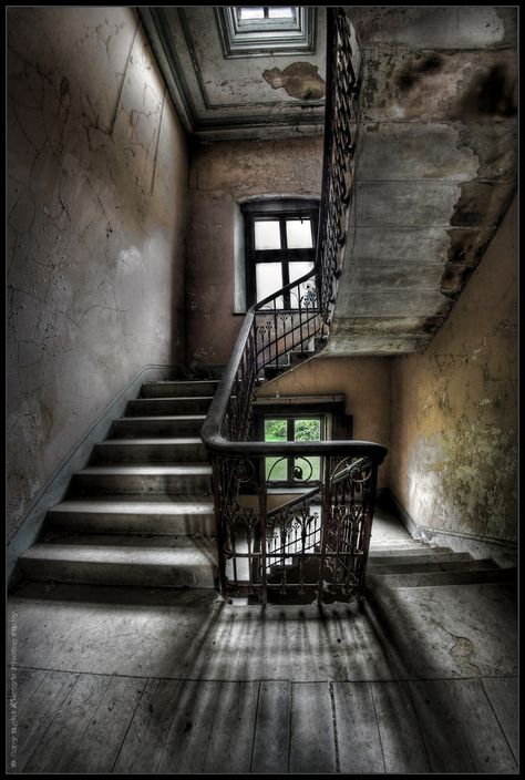 Abandoned Mansions, Abandoned Castles, Old Mansions, Abandoned Manor, Real Haunted Houses, Abandoned Cities, Abandoned Hospital, Places On Earth, Brave Enough