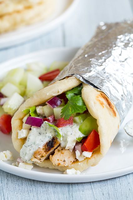 Gyros+with+Greek+Chicken,+Tzatziki+and+Homemade+Greek+Pita+Flatbread Greek Chicken Tzatziki, Chicken Tzatziki, Greek Flatbread, Pita Flatbread, Smoothie Easy, Greek Pita, Chicken Souvlaki, Chicken Gyros, Tzatziki Sauce