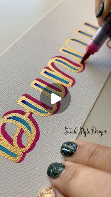 Sarah Style • Calligrapher 🖊️ • Creative Artist 👩🏻‍🎨 • Author • on Instagram: "Comment the word BUNNY for the links for these pens! If you love this faux calligraphy style I’ve created lettering worksheets in this style in my Etsy Shop!   #sarahstyledesigns #lettering #fauxcalligraphy #fauxlettering #handlettering #letteringworksheets #dailylettering @karinmarkers" Calligraphy Layout Ideas, Word Crafts Diy, Words In Calligraphy, Hand Lettering Names Ideas, How Do You Write In Cursive, Word Art Drawings Letters, Left Handed Lettering, Decorative Letters Drawing, Hand Lettering Styles Alphabet