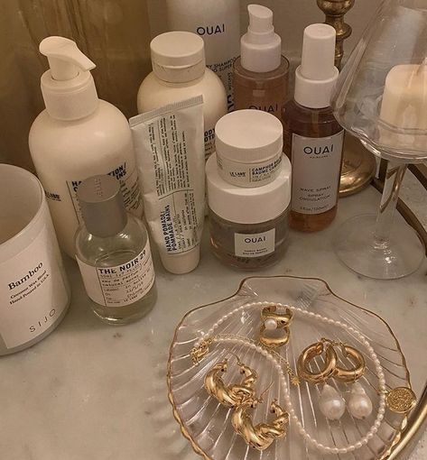 Clean girl aesthetic, skincare ideas #commissionearned Skincare Aesthetic Vision Board, Clean Girl Esthetics, Skincare Inspo Aesthetic, Clean Skincare Aesthetic, Aesthetic Girl Lifestyle, Clean Girl Skincare Products, Clean Girl Lifestyle Aesthetic, Skincare And Makeup Aesthetic, Clean Girl Aesthetic Vision Board