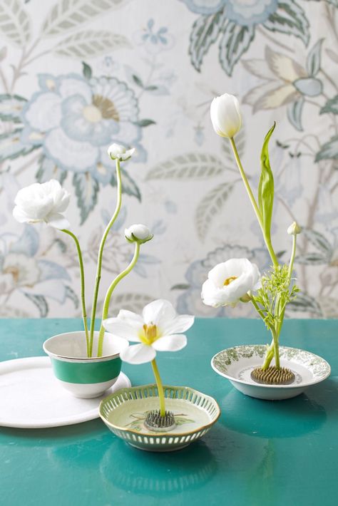 12 Spring Flower Arrangements You Can Totally Pull Off Wallpaper Flower Drawing, Modern Arrangements, Tulips Spring, Spring Flower Arrangements, Red And White Flowers, Ikebana Flower Arrangement, Flower School, Wallpaper Flower, Aesthetic Spring