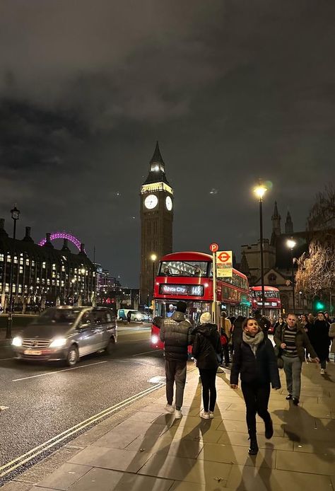 London Walks Aesthetic, London Evening Aesthetic, London In Night, Living In London Aesthetic Night, London Club Aesthetic, Central London At Night, Studying In London, Study Abroad Aesthetic London, Night London Aesthetic