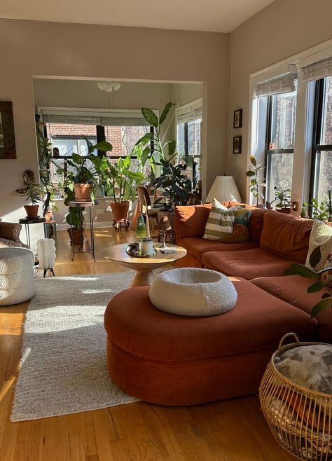 Chicago Apartment Tour Brimming with Plants and Thrifted Finds New York Style Apartment Living Room, Goodwill Finds Thrifting Home Decor, Apartment Decorating Vintage, Appartement Aesthetic, Hipster House, Thrifted Apartment, Anthropologie Living Room, Artistic Apartment, Anthropologie Vibes