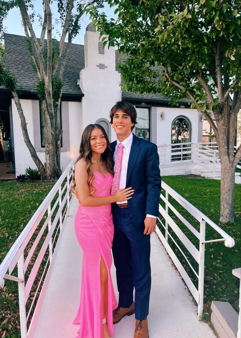 #prom #preppypromdress Prom With Date, Prom Picture Poses For Couples, Homecoming Poses, Prom Pictures Couples, Prom Photography, Dance Picture Poses, Prom Picture Poses, Prom Photoshoot, Prom Poses