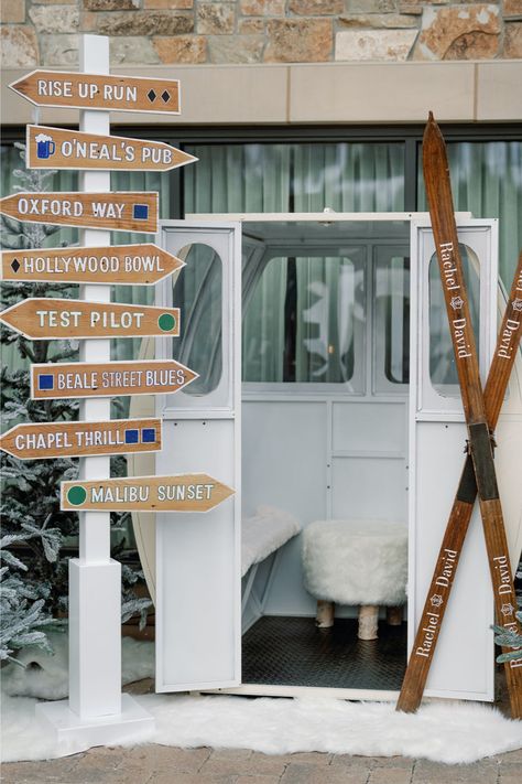 This Deer Valley wedding incorporated a personalized photo booth, with custom skis and a gondola with plush seating. See the full wedding, including a snowy ceremony and Western-themed welcome party, on PartySlate. Apres Ski Party Decoration, Ski Lodge Christmas, Ski Lodge Party, Draping Decor, Deer Valley Wedding, Ski Gondola, Ski Wedding, Winter Chalet, Winter Party Themes