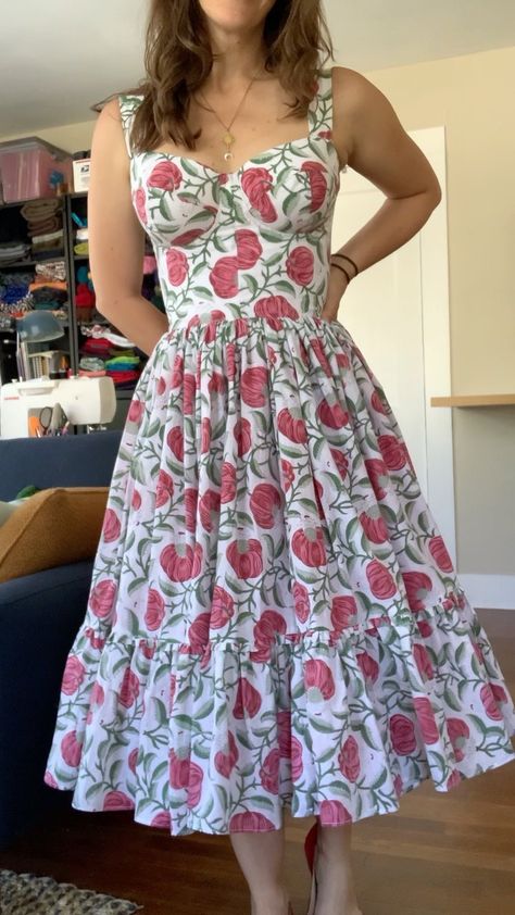 kmakesthings on Instagram: Here she is, friends! 🥰 Drafted this corset-style bustier top based on my fave strapless bra, and sewed her up in a lovely lightweight… Bustier Summer Dress, Simple Dresses Pattern, Corsets For Women, Corset Frock, Bustier Dress Casual, Dress Styles Women, Corset Dress Casual, Cute Dress Casual, Casual Dresses For Summer