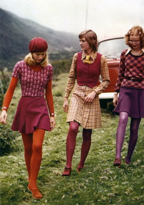 Old school cool. Mid to late 60s -- mini skirt, poor boy turtlenck, vest, matching tights. 40s Mode, Istoria Modei, Style Année 70, Mode Retro, 60s 70s Fashion, 60s And 70s Fashion, 70s Inspired Fashion, 70s Outfits, 70’s Fashion