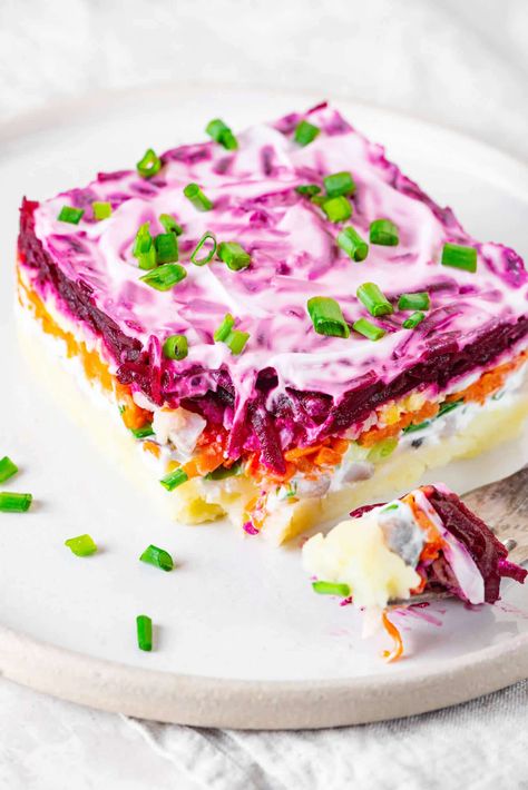 Herring Salad Recipe, Dishes Decoration, Herring Salad, Herring Fish, Herring Recipes, Rosh Hashanah Recipes, Russian Dishes, Boiled Vegetables, Layered Salad