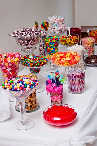 Bonita idea para candy bar. Perfecta para tu celebración. #candybar #party #diypartybirthday Dessert Bar, Candy Table, Sweet 16 Parties, Wedding Candy, Ideas Party, Candy Party, Sweet Table, Candy Buffet, Holiday Desserts