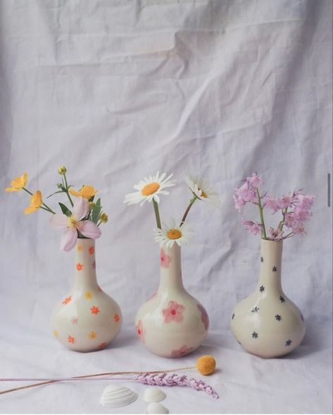 Mini Vase Painting Ideas, Pottery Vase Shapes, Pottery Vase Painting Ideas, Air Dry Clay Vase, Ceramic Wall Art Sculpture, Vase Clay, Diy Pottery Painting, Sculpture Art Clay, Cerámica Ideas