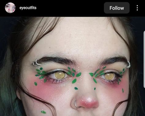 Leaf Makeup Look, Forest Theme Makeup, Forest Creature Makeup, Brown Fairy Makeup, Plant Eyeliner, Hozier Inspired Makeup, Plant Makeup Looks, Tree Makeup Look, Nature Inspired Makeup