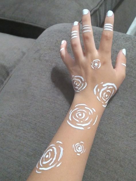 Sharpie Drawings On Hand, Patterns To Draw On Your Hand, Drawing On Ur Hand, Arm Drawings On Skin, Small Doodles Tattoos, Skin Markings Drawing, Hand And Arm Doodles, Arm Art Sharpie, What To Draw On Your Arm