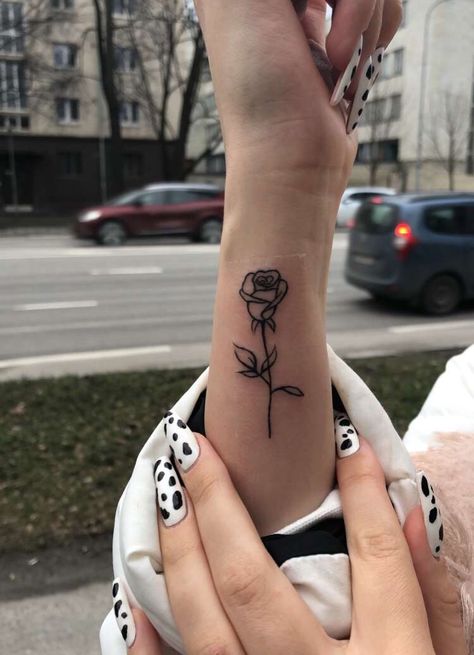 Female Simple Tattoos, Best Tattoos For Women Classy On Hand, Unique Rib Cage Tattoos For Women, Rose Arm Tattoos For Women, Tato Rose, Thumb Tattoos Side, Side Hand Tattoos For Women, Side Wrist Tattoos For Women, Side Of Wrist Tattoo