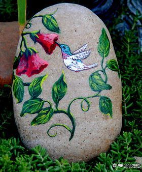 Creative Ideas for Painted Pebble and River Stone Crafts River Stones Crafts, Caillou Roche, Painted Rock Animals, Art Pierre, Flowers Painted, Rock And Pebbles, Painted Rocks Craft, Painted Rocks Diy, Rock Painting Ideas Easy