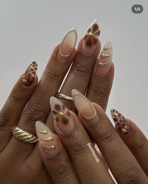 Gel Accent Nail Ideas, Fall Almond Acrylic Nails Designs, Gold Brown Nails Design, Almond Nails For Autumn, Simple Cream Nails, Gold Accent Almond Nails, Gold Gem Nail Designs, Nail Designs Autumn Colors, Fall Nails Trendy Brown