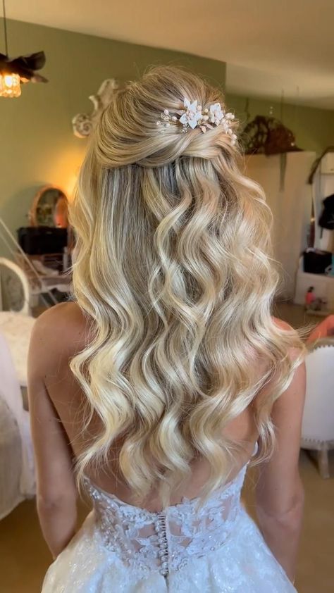 Bride Hair Down, Bridesmaid Hair Inspo, Bridemaids Hairstyles, Blonde Wedding Hair, Bridal Hair Down, Cute Prom Hairstyles, Wedding Hair Half, Makeup Pengantin, Bridesmaid Hair Makeup