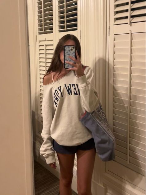 Aesthetic Outfits Inspo Summer, Off Shoulder Tee Outfit, Sorority Outfits Casual, East Coast Summer Aesthetic Outfit, Summer School Outfits Aesthetic, Outfits With Grey Shorts, Simple Everyday Outfits Summer Casual, Brandy Summer Outfits, Freshman Year Outfits