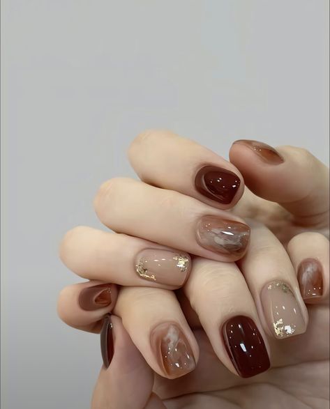 Nail Art Designs Wine Colour, Nail Art Simple Untuk Kulit Sawo Matang, Kuku Nail Art, Nail Art Simple Elegant Natural Brown, Autumn Color Nails Fall, Nail Aesthetic Brown, Brown Nail Arts, Nail Art Nude Color, Douyin Nails Brown