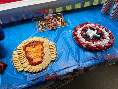 Avengers Charcuterie Board, Iron Man Food Ideas, Avengers Party Snacks, Iron Man Party Food, Avengers Food Ideas, Marvel Birthday Party Food, Iron Man Theme Birthday Party, Iron Man Birthday Party Ideas Decoration, Iron Man Snacks