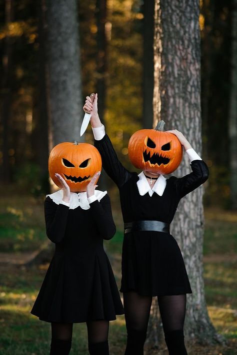 Pumpkin Head Poses, Pumpkin Head Halloween Costume, Diy Pumpkin Costume Womens, Pumpkin Head Costume, Adult Pumpkin Costume, Pumpkin Head Photoshoot Friends, Halloween Poses, Halloween Styled Shoot, Pumpkin Photoshoot