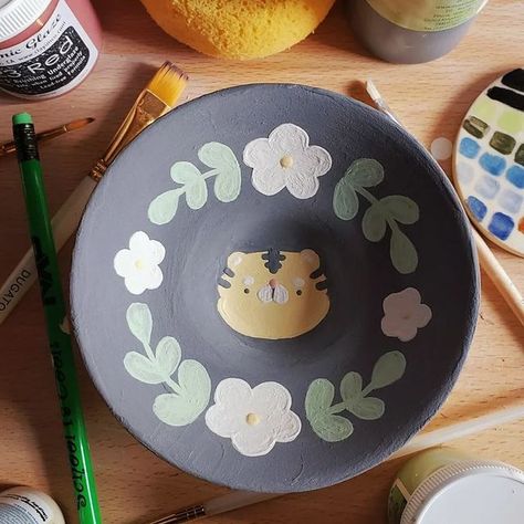 Painting On Clay Pottery, Cat Bowl Pottery Painting, Ceramic Painting Bowls, Kawaii Pottery Painting Ideas, Cute Ceramic Bowl Ideas, Dog Bowl Painting Ideas, Bowl Designs Ceramic, Painting Pottery Ideas Bowls, Clay Cafe Ideas