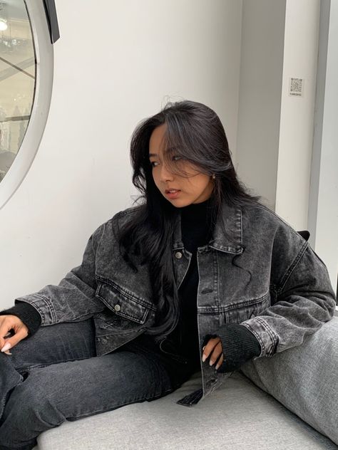 Faded Black Jean Jacket Outfit, Grey Jeans Jackets Outfit, Jeans And Grey Sweater Outfit, Grey Jean Jacket Outfit Women, Gray Jean Jacket Outfit, Black Denim Jacket Outfit Aesthetic, Grey Jean Jacket Outfit, Dark Grey Jacket Outfit, Black Denim Jacket Outfit Winter