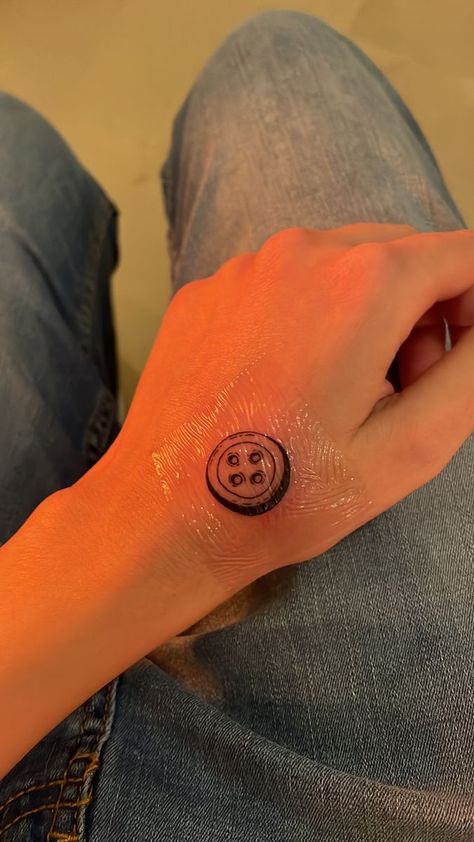 Melanie Tattoo, Melanie Martinez Tattoo Ideas, Illusion Tattoo, Coraline Tattoo, Button Tattoo, Tim Burton Tattoo, Optical Illusion Tattoos, Illusion Tattoos, Eyes Tattoo