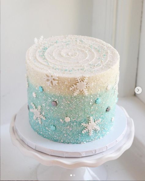 Cake For Winter, Frozen Cake Easy, Frozen Cake Decorating Ideas, Elsa Frozen Cake Ideas, Frozen Cake Smash, Frozen Birthday Cake Diy, Easy Frozen Birthday Cake, Disney Frozen Cake Ideas, Elsa Cake Birthday