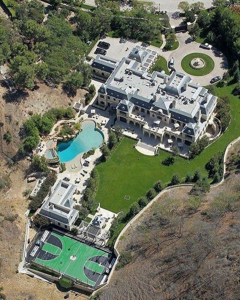 Mark Wahlberg's 34,000 square foot French inspired mega mansion is located in the guard-gated community of Beverly Park in Beverly Hills, California. What do you think of it? Mark Wahlberg House, Beverly Park, Beverly Hills Mansion, Mansion Exterior, Luxury Houses Mansions, Dream Mansion, Mega Mansions, Casa Vintage, Modern Mansion