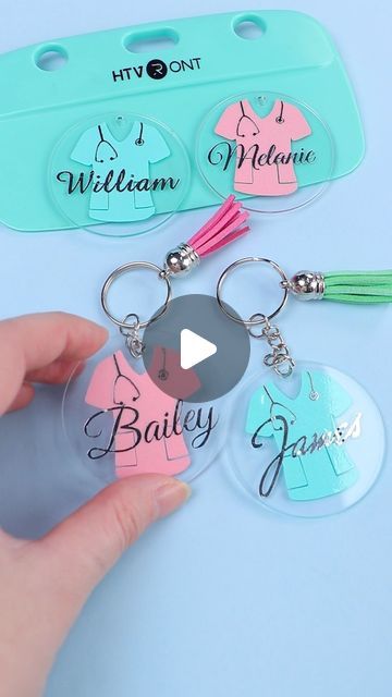 Personalized Acrylic Keychain, Acrylic Crafts To Sell, Cricut Keyring Ideas, Diy Keyring Ideas, Diy Acrylic Keychain Ideas, Quick Crafts To Sell, Acrylic Keychains Diy Cricut, Cricut Keychains Diy Acrylic, Key Chains Diy Handmade