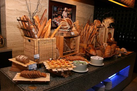 Bread station Bread Station Buffet, Bread Station Wedding, Serving Bread Presentation, Bread Bar Wedding, Bread Station, Bread Basket Display, Bread Decoration, Bread Table, Soup Bar