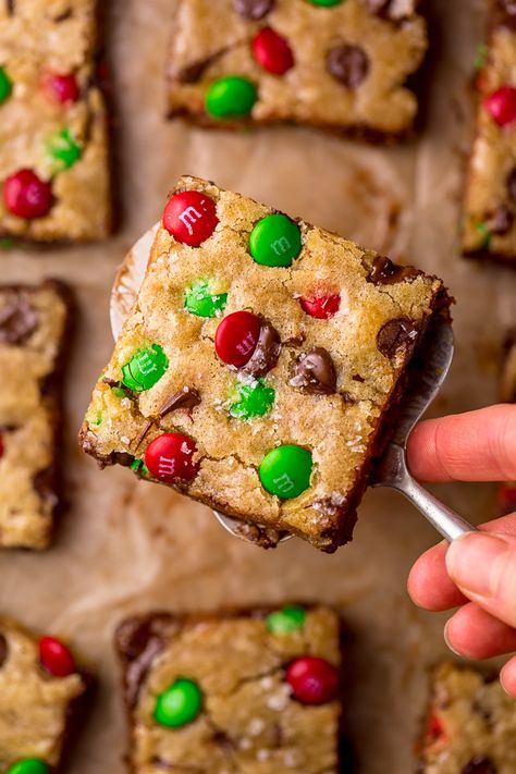 Super Easy Holiday M&M Blondies - Baker by Nature M And M Blondies, Christmas M And M Bars, Christmas Blondie Bars, Christmas Blondies, Blondies Bars, Holiday Dessert Drinks, Christmas Bars, Christmas Cookie Bars, Fall Goodies