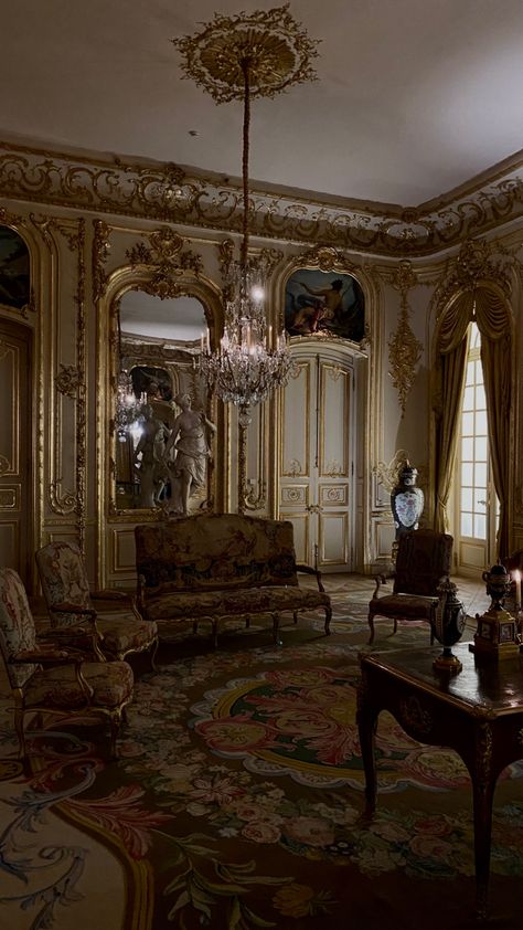 Museum royal room aesthetic Ancient Room Aesthetic, Royal Aesthetic Room, Royal Party Aesthetic, Royal Court Aesthetic, Royal Room Aesthetic, Chateau Living Room, Modern Royal Aesthetic, Royal Palace Aesthetic, Ball Room Aesthetic