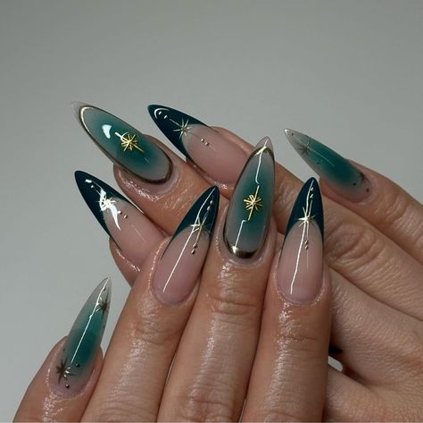 Manon Blackbeak Nails, Nails Winter Inspiration, Green White Christmas Nails, 23 Nails Birthday, Bali Nails Inspiration, Twitter Handle Names Ideas, Winter Solstice Nails Art Designs, Almond Nails Green Design, Christmas Almond Nails Green