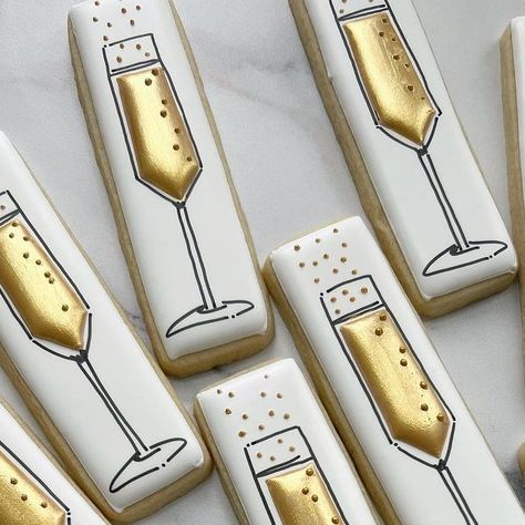 Champagne Glasses Cookies, 30 Birthday Cookies Decorated, Champagne Flute Cookies, Champagne Sugar Cookies, Champagne Cookies Decorated, Sugar Cookie Designs Birthday, Math Architecture, Cheers Cookies, Champagne Birthday Ideas