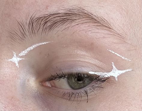 White Graphic Eyeliner Looks, Simple White Graphic Liner, Graphic Liners Ideas, Simple Grafic Liner, White Fairy Eyeliner, White Graphic Eyeliner Hooded Eyes, Graphic Eyeliner Star, Y2k Graphic Eyeliner, Graphic White Liner