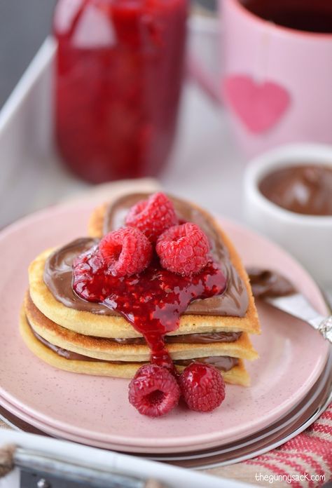 Nothing is quite as sweet as heart-shaped treats — except maybe heart-shaped treats in bed. With Valentine Heart Pancakes, Heart Shaped Pancakes, Romantic Breakfast, Valentines Breakfast, Heart Shaped Food, Pancake Recipe Buttermilk, Valentines Day Food, God Mat, Valentines Food