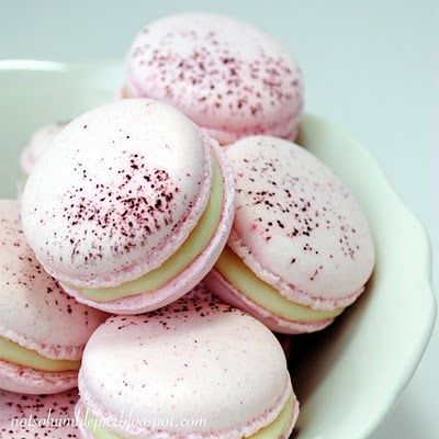 Making French Macarons ! Rose Macarons, Desserts Wedding, Kue Macaroon, Catering Buffet, Humble Pie, White Choc, French Macaron, Italian Meringue, Ganache Recipe