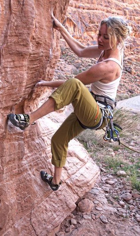 Rock Climbing Women, Woman Climbing, Climbing Women, Climbing Outfit Woman, Climbing Outfits, Climbing Girl, Sport Videos, Climbing Pants, Rock Climbing Gear