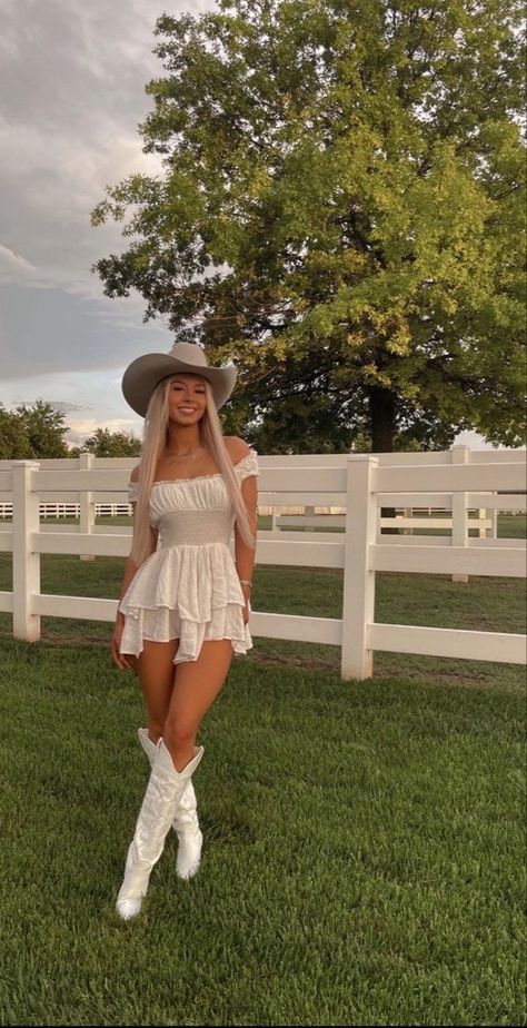 Country concert outfit Traje Cowgirl, Country Concert Outfits, Cowgirl Style Outfits, Fest Outfits, Country Style Outfits, Western Wear Outfits, Cute Country Outfits, Looks Country, Nashville Outfits