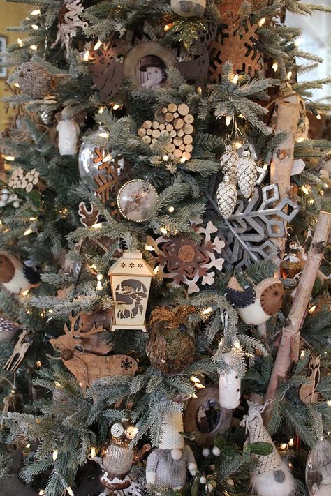 We love these gorgeous woodland creature and rustic Christmas ornaments! Woodland Rustic Christmas Tree, Rustic Deer Christmas Tree, Winter Woodland Christmas, Woodland Creature Christmas, Christmas Woodland Decor, Rustic Tree Ornaments, Woodland Tree, Rustic Xmas Tree Decorations, Rustic Decorated Christmas Trees