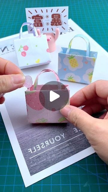 How To Make A Mini Backpack Out Of Paper, Mini Paper Bags Diy, Origami Bag Tutorial, Handmade Paper Bags Ideas, Paper Bag Tutorial, Origami Purse, Diy Mini Bag, Origami Cute, Origami Hand