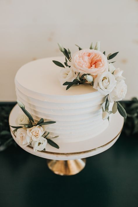 1 Tier Cake With Flowers, Wedding Cake Flowers One Tier, Single Layer Wedding Cake Ideas, Simple Cakes For Wedding, 1 Their Wedding Cake, One Layer Cake With Flowers, Wedding Cake Ideas One Tier, Small Bridal Shower Cake, One Tier Flower Cake