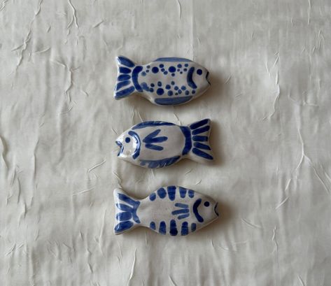 Fish Clay Magnet, Pottery Magnets Ceramics, Clay Fish Magnet, Clay Flower Magnets, Ceramic Art Simple, Airdry Clay Fridge Magnets Diy, Airdryclay Magnet Ideas, Cool Diy Decor, Clay Wine Charms