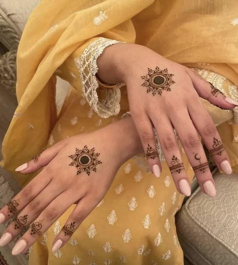 Trending Mehndi Designs, Simple Henna Designs Hand, Henna Designs Wrist, Designs Mehndi, Finger Henna Designs, Henna Tattoo Designs Hand, Simple Henna Tattoo, Latest Henna Designs, Simple Mehndi Designs Fingers