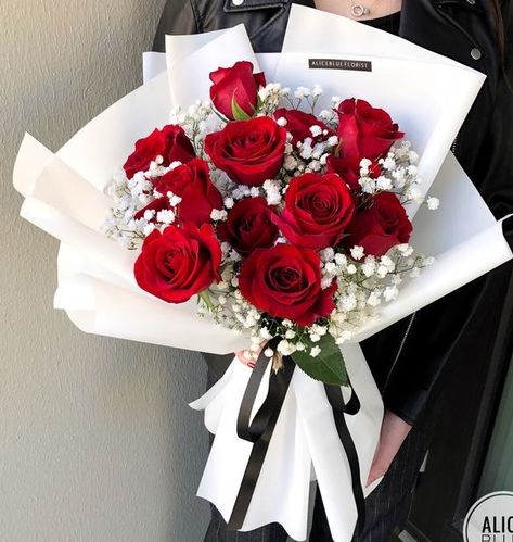 Flower Bookey Ideas, Red Roses Bouquet Gift Birthday, Flower Bookey, Roses Bouquet Gift, Birthday Flowers Bouquet, Diy Bouquet Wrap, Rose Flower Arrangements, Valentine Bouquet, Luxury Flower Bouquets